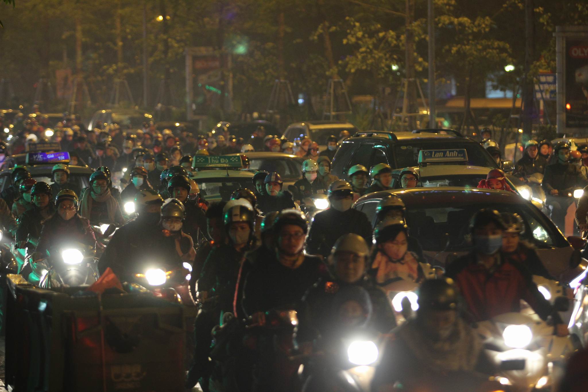 Tắc khắp ngả đường Hà Nội ngày cuối năm